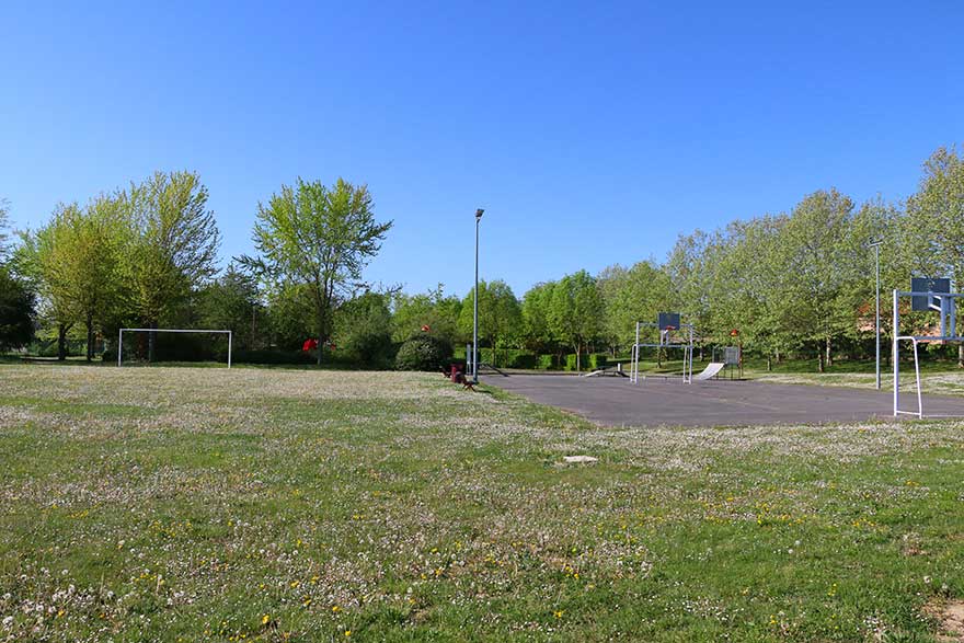 Parc municipal adjacent à la salle des fêtes à Ormes